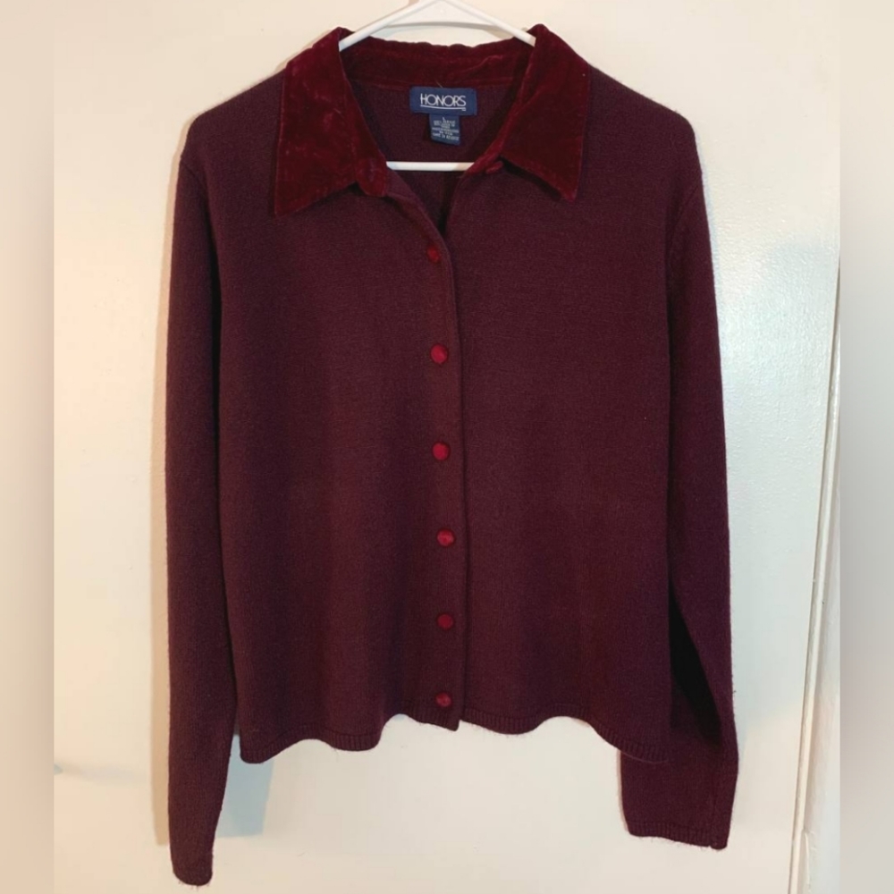 Maroon cardigan w/ velvet collar, buttons